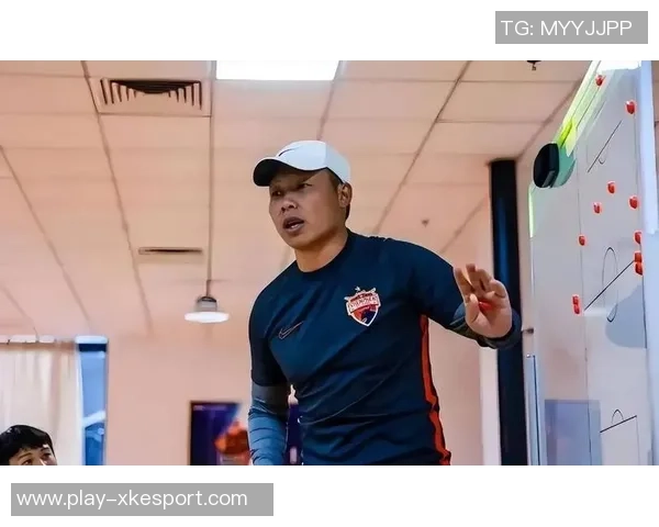 冬训季节北京国安新帅汉斯与罗德里戈携手出征球迷热情分享照片